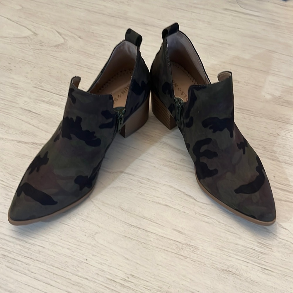 Nvrw Suede camo women’s size 8 booty. From Sand & Sun.
